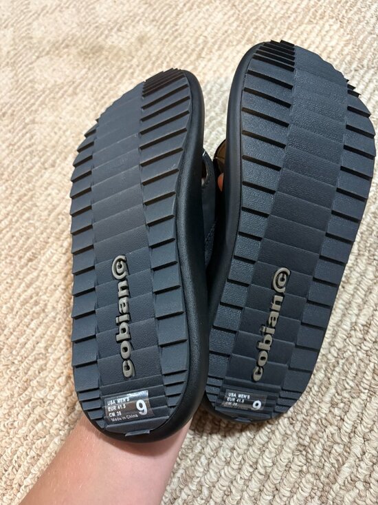 Cobian Compass Sandals New Men’s size 9 Black Lightweight Cushioned Flip Flops